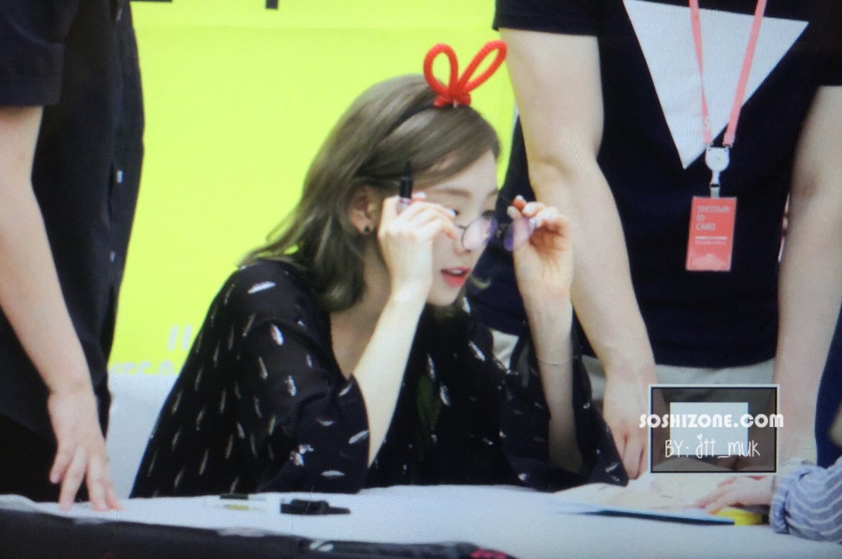 [PIC][30-06-2016]TaeYeon tham dự buôi fansign đầu tiên cho "Why" vào tối nay - Page 2 CmMuv5VUoAAhi7A