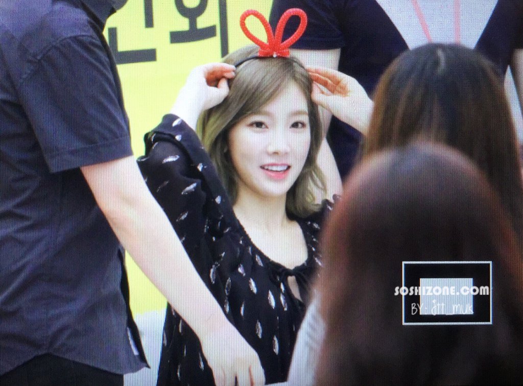 [PIC][30-06-2016]TaeYeon tham dự buôi fansign đầu tiên cho "Why" vào tối nay - Page 4 CmMuwBaUcAUsTv-