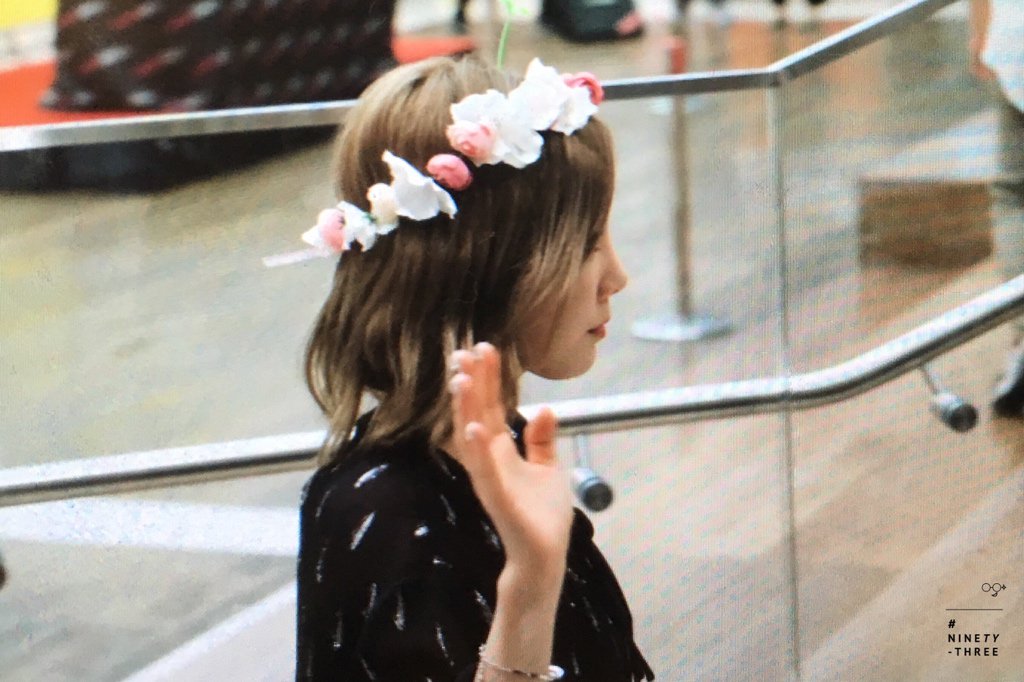 [PIC][30-06-2016]TaeYeon tham dự buôi fansign đầu tiên cho "Why" vào tối nay - Page 4 CmMwVcZVYAEA0Gg