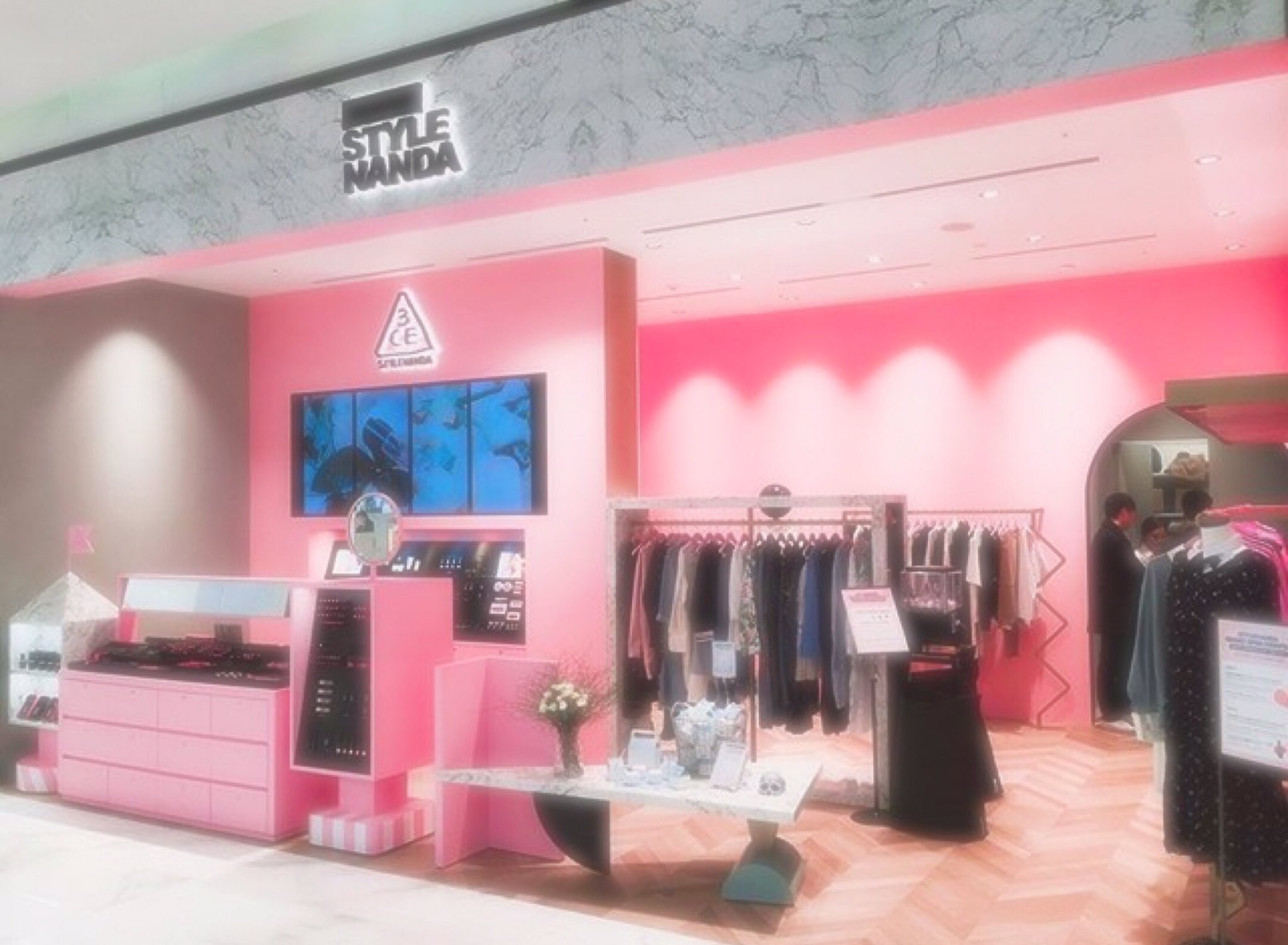 クソニート Na Twitteru 韓国 のブランドの Stylenanda が 博多阪急3fにオープンした あんこと夏休みにいきます たくさん洋服とコスメ買おう 夏休み楽しみ Stylenanda スタイルナンダ 3ce T Co W6orxy6v3y Twitter