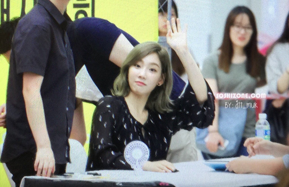 [PIC][30-06-2016]TaeYeon tham dự buôi fansign đầu tiên cho "Why" vào tối nay - Page 3 CmMxVBaUYAACkxu