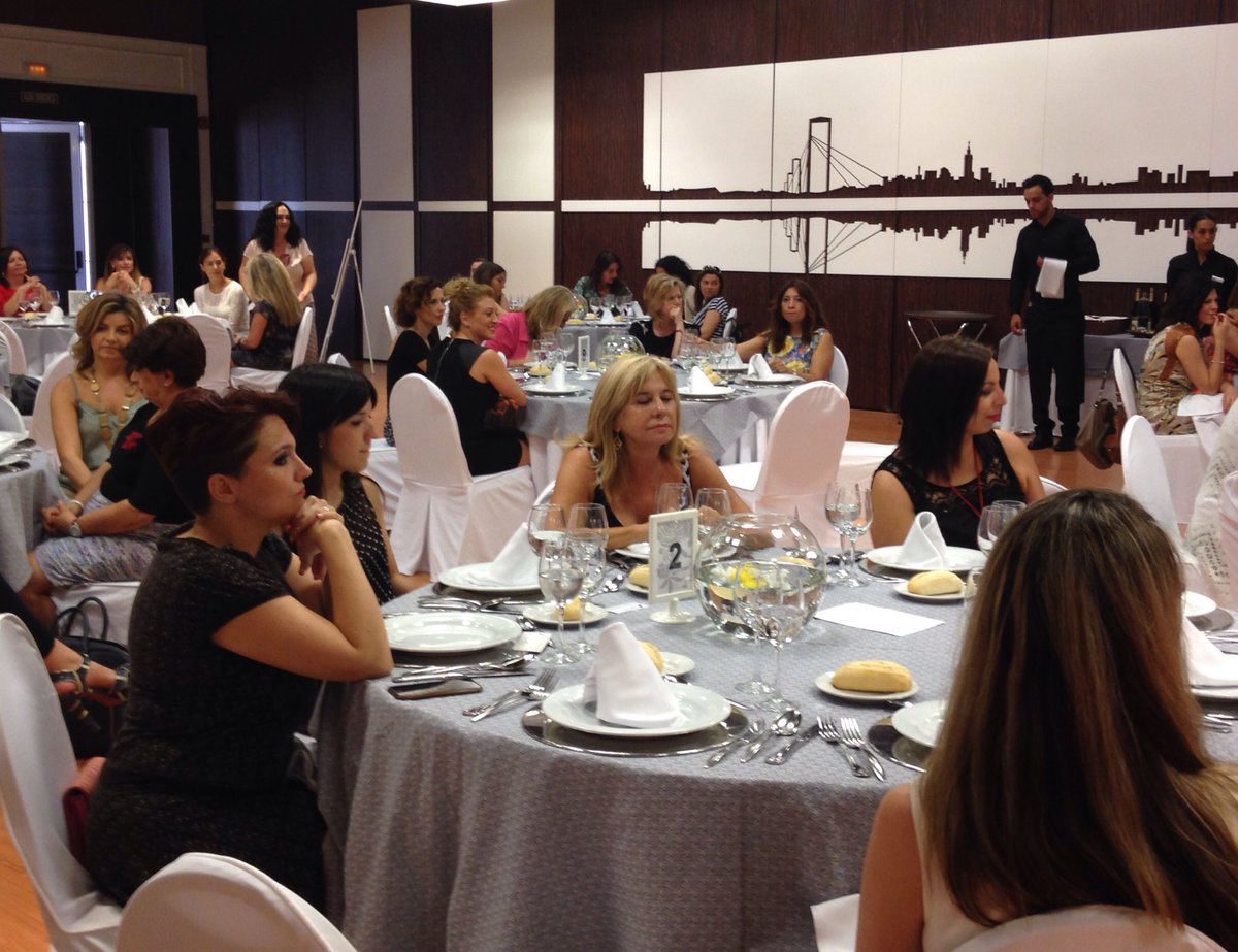 La Dra. y cirujana <a href="/drampadilla/">Dra Martínez Padilla</a> en el almuerzo #juntasESmejor de <a href="/EmpresariasSE/">Empresarias Sevillan</a> <a href="/anallopisb/">Ana Llopis</a> presenta #sevillahoy