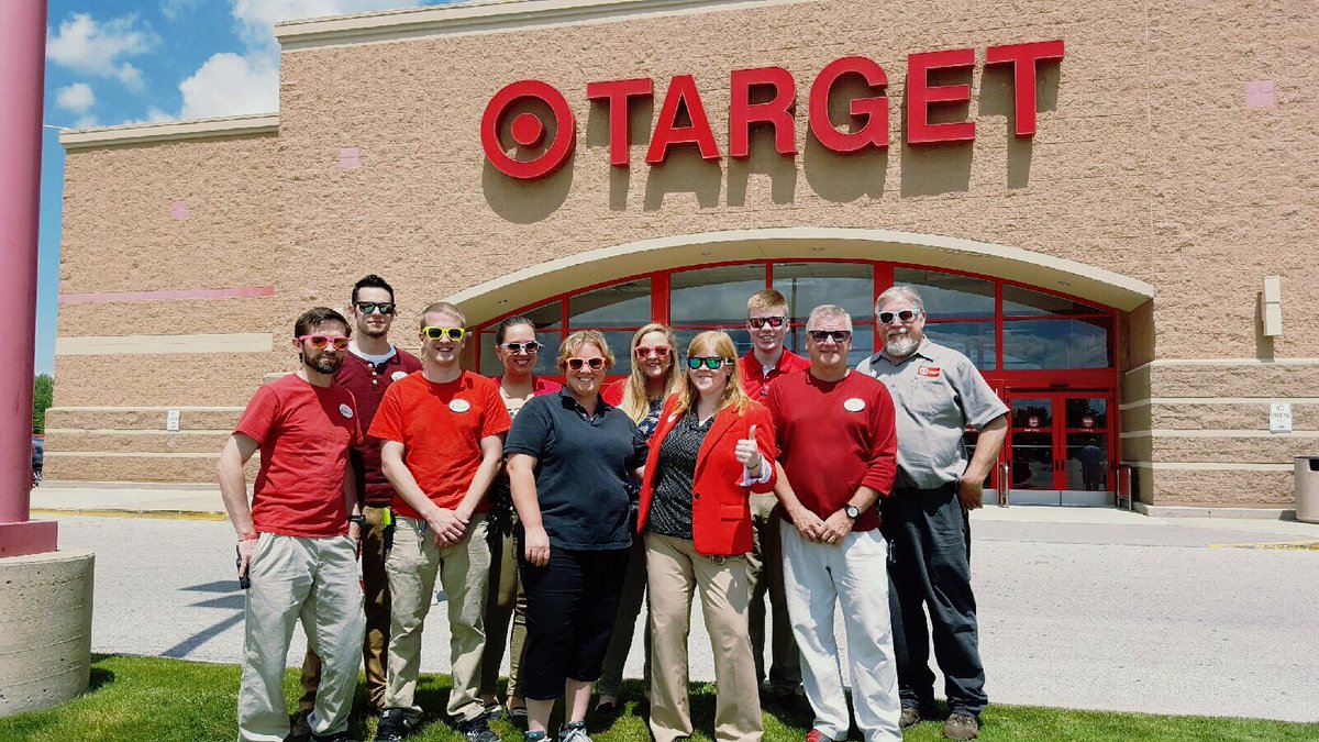 ValerieKessler2's tweet photo. It's a beautiful day in #doorcounty! The 1246 team is ready for the holiday traffic @nicole_corbat @rankin_logan https://t.co/5azeM2b3WO