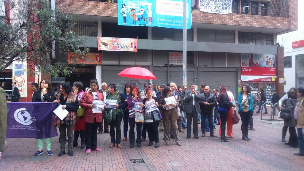 Delegaciones de mujeres CSA, @cutcolombia, @ctccolombia e SinBienestar hacen plantón en apoyo a Luz Mary #ETB