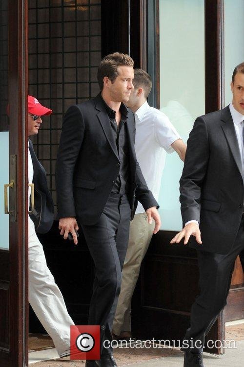 BeckyBarwick_'s tweet image. Eekss!! Oh shit, its @MarcusBarwickMr leaving work, He can't see me here He'll beat my ass #SpyMode #007