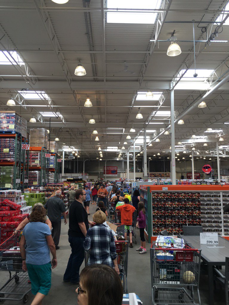 WoodyJackfm's tweet photo. @JackRegina @SheriJackFM @Costco do people not have jobs to be at #๐ข #linefromhell #everyonecametocostco https://t.co/H38jOPhPst