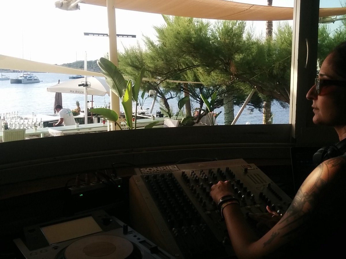 RedBill_'s tweet image. Sunset session @maisibiza  @DJbini_rocks  @ReelhouseTV 
Great music also live broadcast on DJ Bini Fanpage