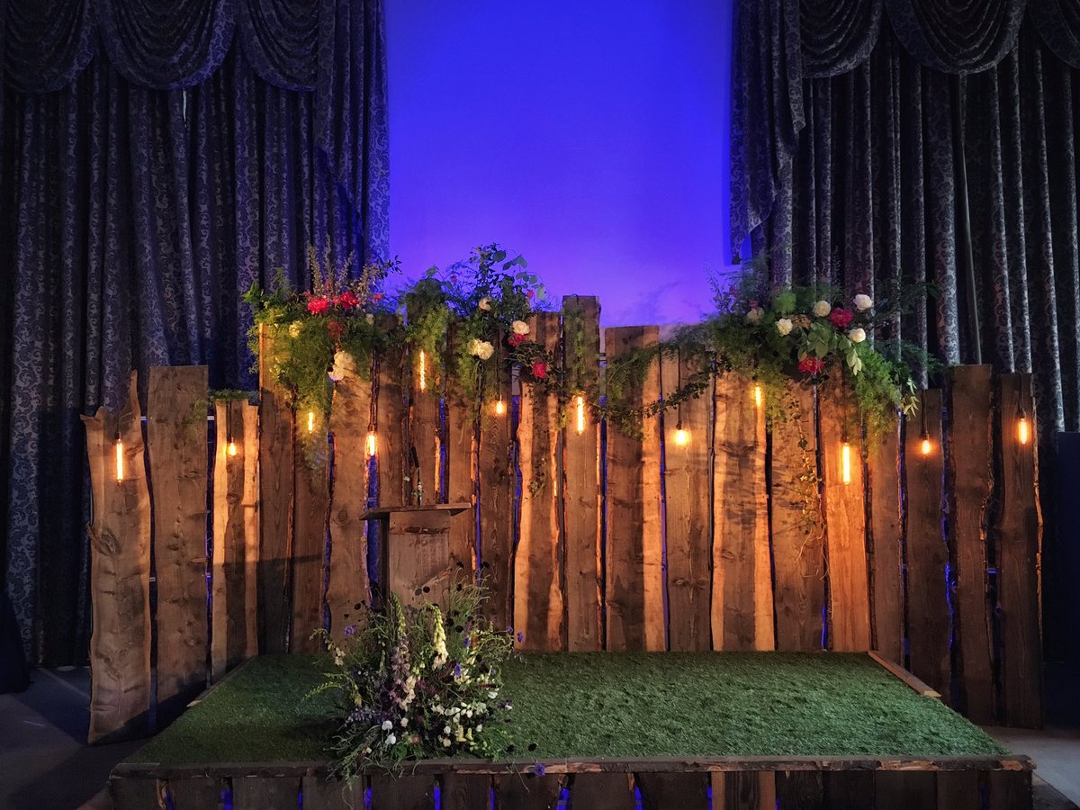 FestoonLighting's tweet image. If you are at The #NorthernWritersAwards tonight we would love to know what you think of our #custom #rustic #set 💡🌿