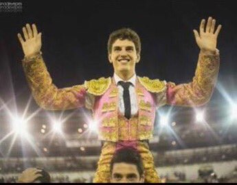Romanpepe's tweet photo. De estas dos maneras ha salido @JavierorozcoR de @CosoLaMalagueta en 3 actuaciones 5 orejas @carruseltaurino https://t.co/shTycghDlb