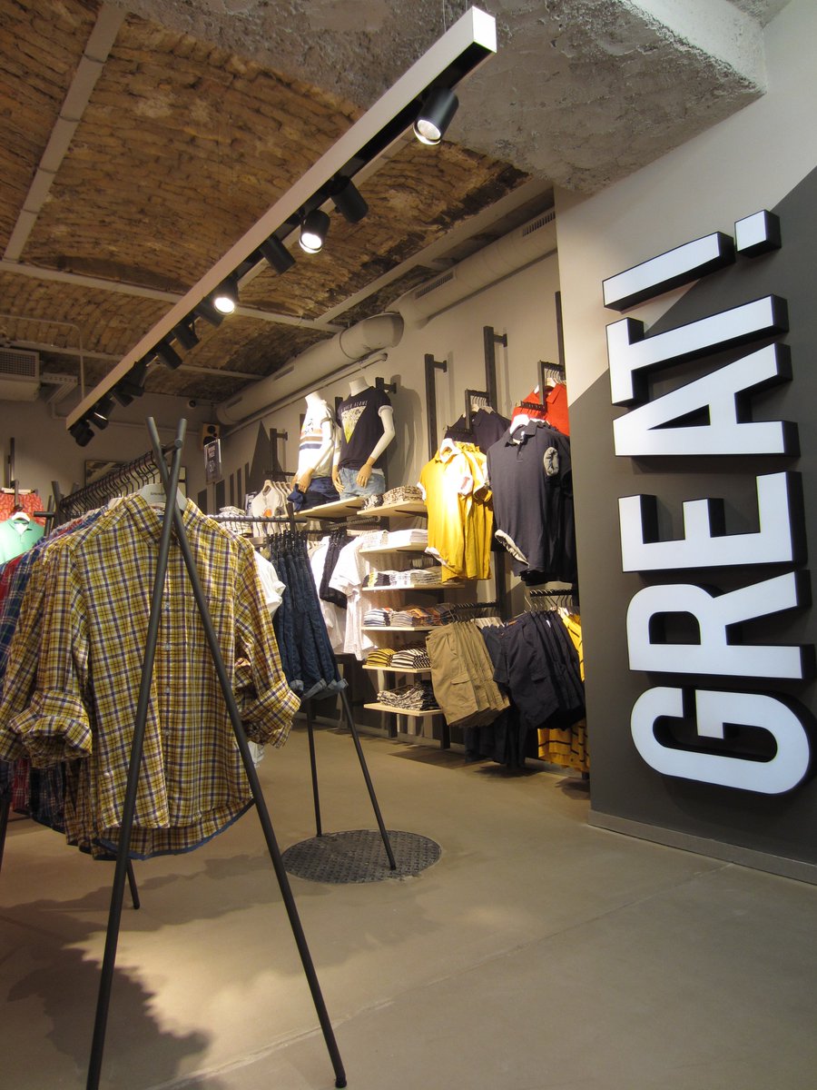 springfieldmw's tweet photo. NEW OPENING: ¡Descubre todos los detalles de nuestra nueva tienda en Váci Utca street, Budapest! #SpringfieldStores https://t.co/Yagb0zjpsk