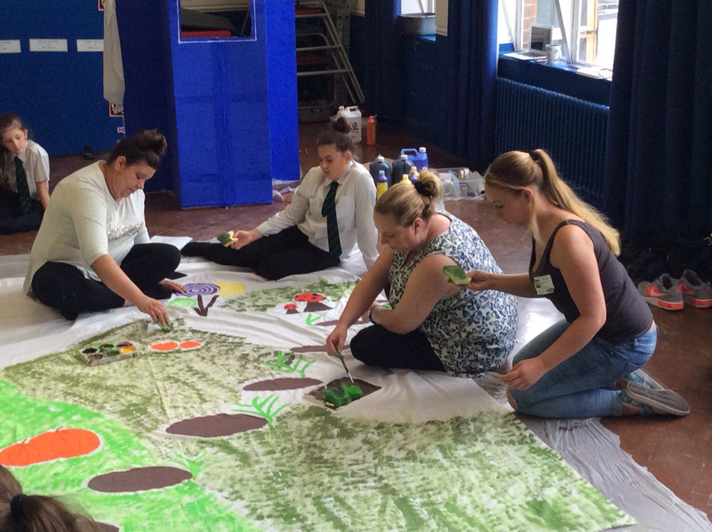 Yr62016archieve's tweet photo. We have been in full swing today with the end of year production, our parents even came into help! https://t.co/gkJG6UGRFv