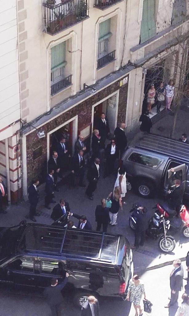 NievesSalinas's tweet photo. Todos los honores para @Sofijau3, autora de la foto del día. Michelle Obama saliendo de comer de #LaCastela, Madrid. https://t.co/NgYCNoDrfU