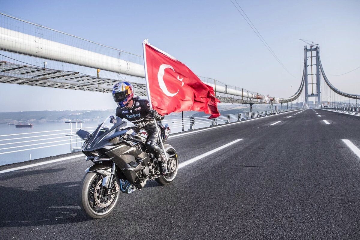 Milli motorcumuz Kenan Sofuoğlu #OsmanGaziKöprüsü’nün açılışında saate 400 km hıza ulaşarak dünya rekoru kırdı.