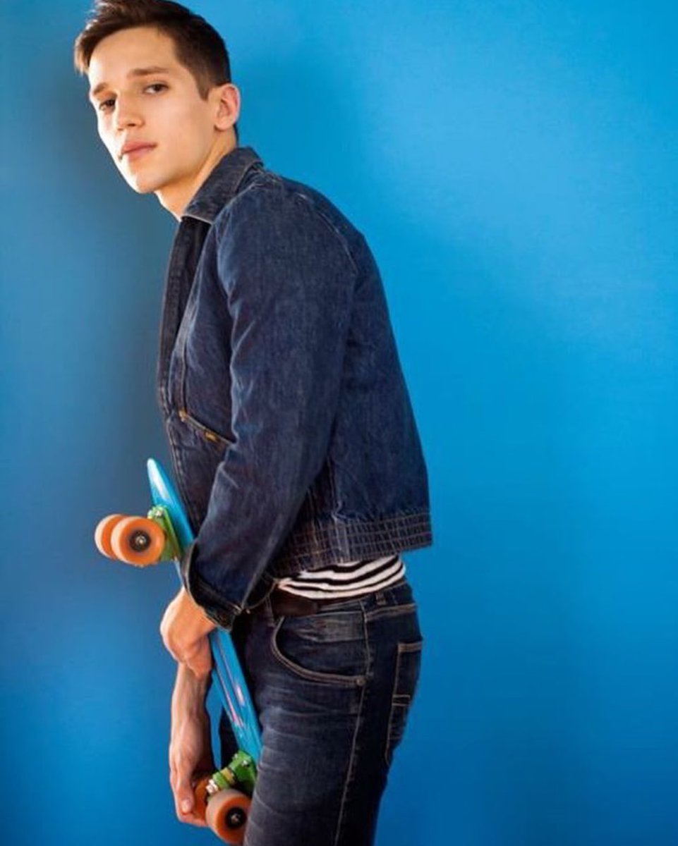 I wish that I could be like the cool kids
'Cause all the cool kids, they seem to fit in.