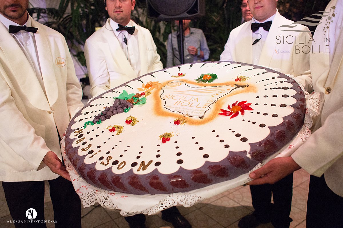 Voglia di dolce? #siciliainbolle #madison #realmonte #bigcake #scaladeiturchi #sicilia #agrigento #dessert