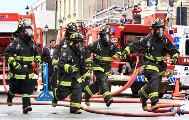 Feliz día del Bombero! 
Son ejemplo de compromiso, nobleza y entrega. #165añosBomberosChile