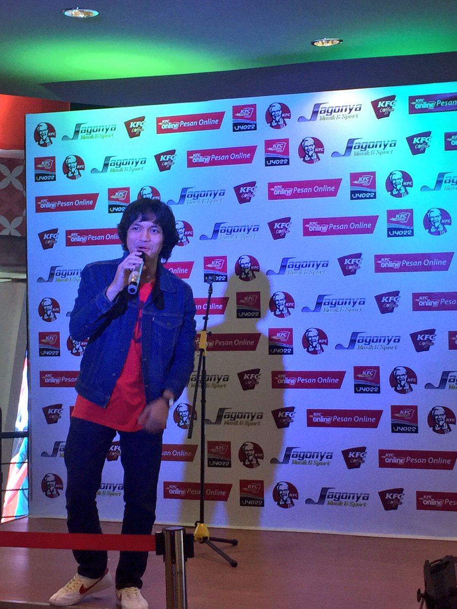 calvriends's tweet photo. Calvin Jeremy menyanyikan lagu "Hip Hip Hura" di booth @KFCINDONESIA di PRJ @JakartaFairID hari ini #MelodyChrisye https://t.co/E7MgeURy6k