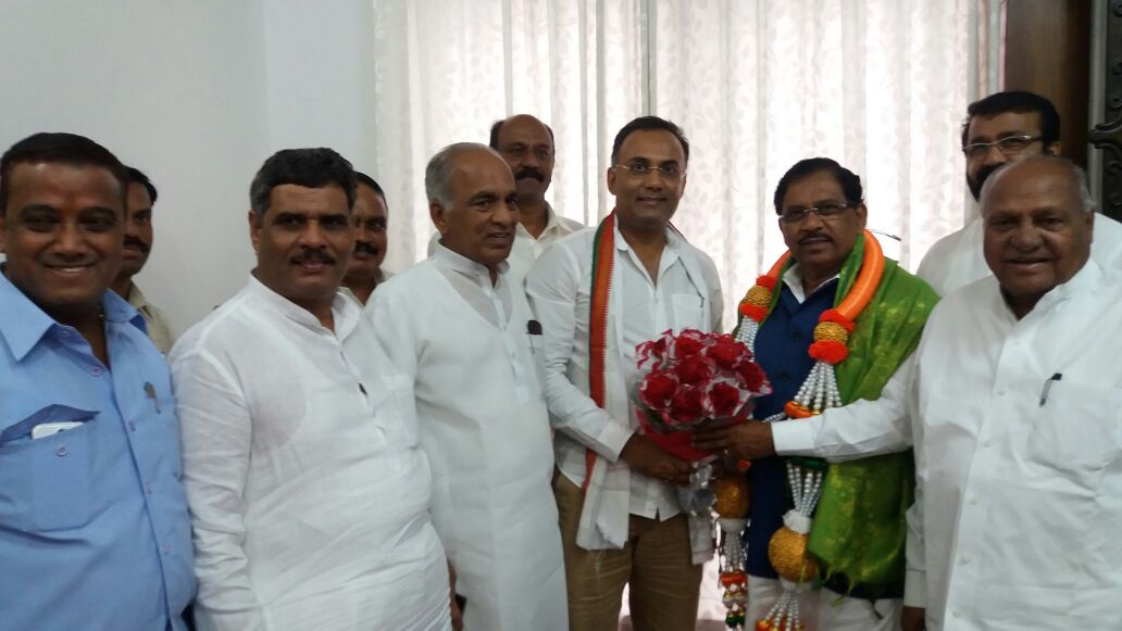 dineshgrao's tweet photo. Met my Hon'ble KPCC President Dr G Parmeswar &amp; thanked for having given me this opportunity to work with him. https://t.co/08cvV6uOQH