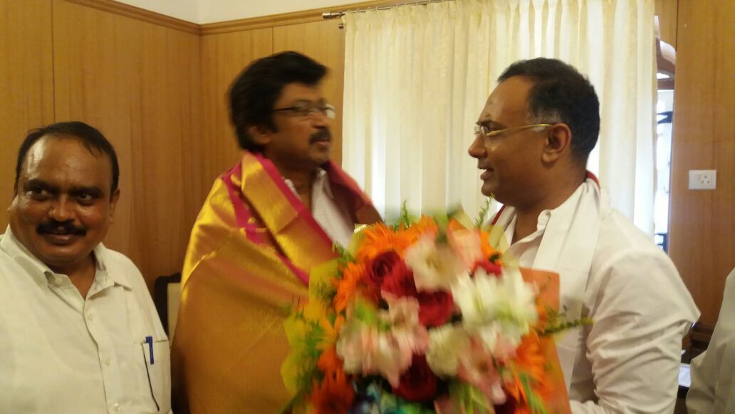 dineshgrao's tweet photo. Met my Hon'ble KPCC President Dr G Parmeswar &amp; thanked for having given me this opportunity to work with him. https://t.co/08cvV6uOQH