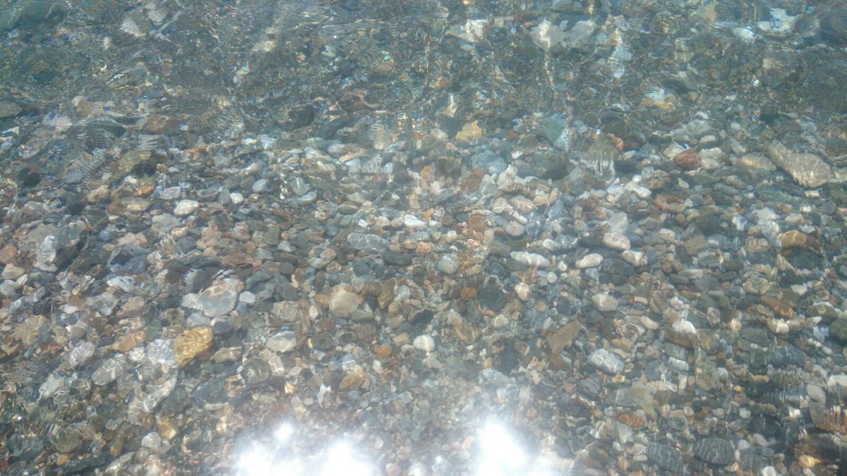 Así está el agua ahora mismo frente al #hoyo19 en la playa de #motril cristalina!