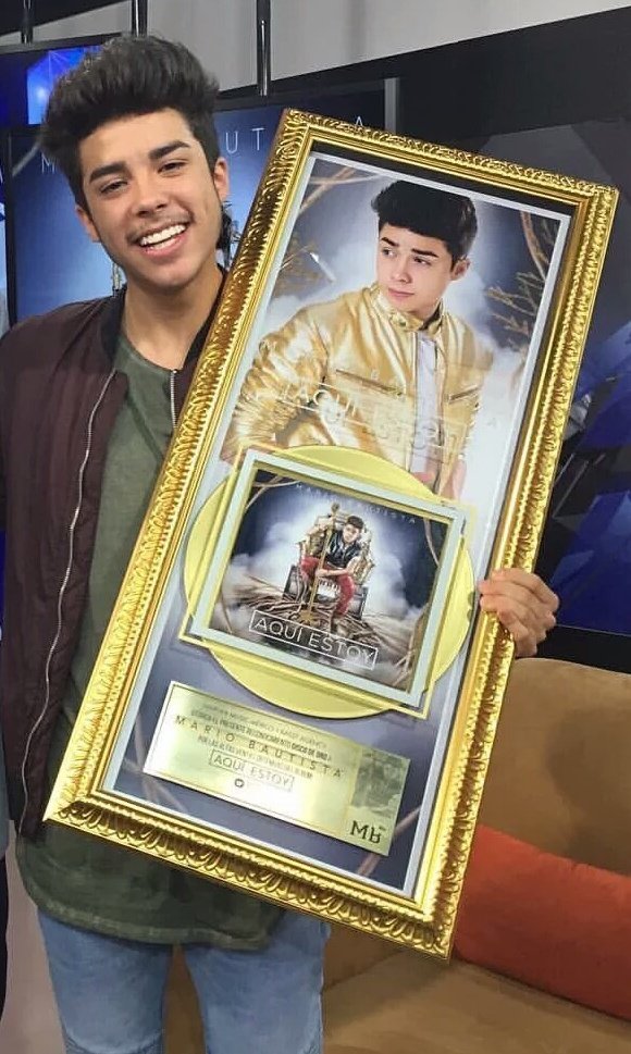 GabyCabrera11's tweet photo. Todo está pasando muy rápido, ya tienes un disco de oro👏❤😭#MarioBautistaDiscoDeOro #MarioBautistaConLoretDeMola https://t.co/A1oDY9M0my