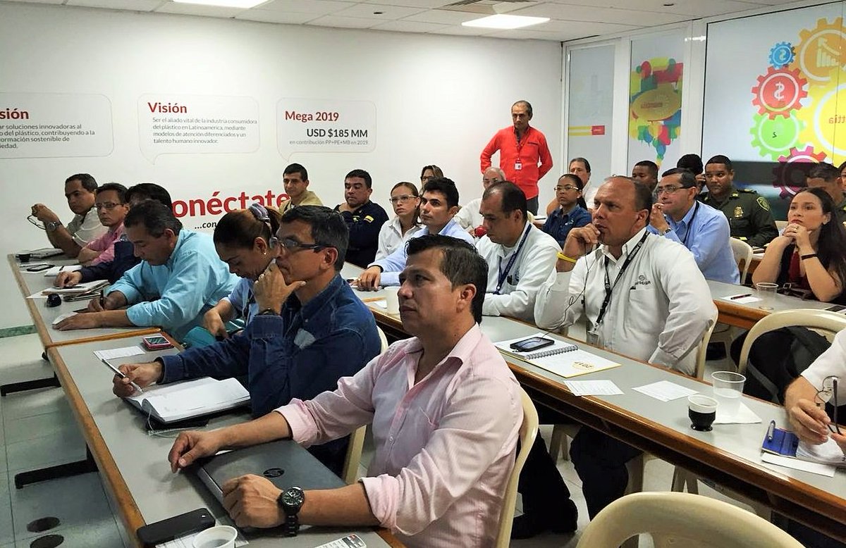 vivian_eljaiek's tweet photo. #ANDIBolívar #ComitéProtección Autoridades y empresas revisan avances de #RedROMA y seguridad en la #ZIM. @Erlumana https://t.co/TZCKHghvOX