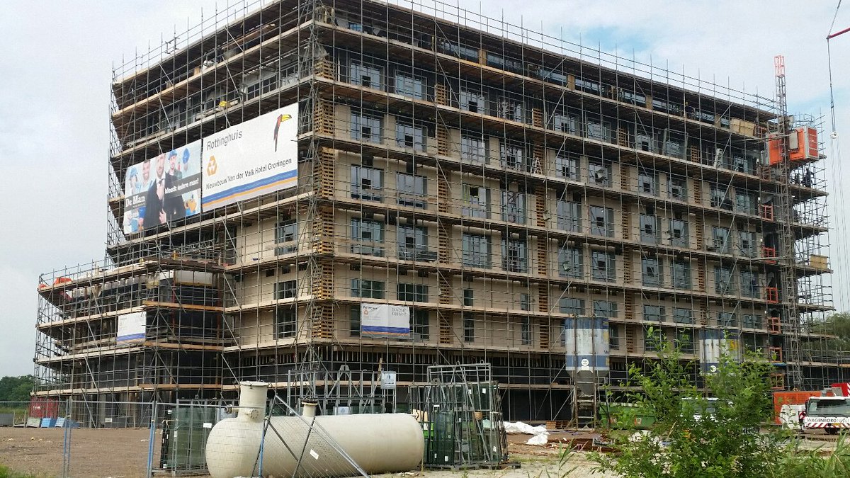 Bijlbouw druk bezig met aanbrengen keramische gevelplaten Tonality. Project Van der Valk Groningen.<a href="/ASmartBuild/">Aberson SmartBuild</a>