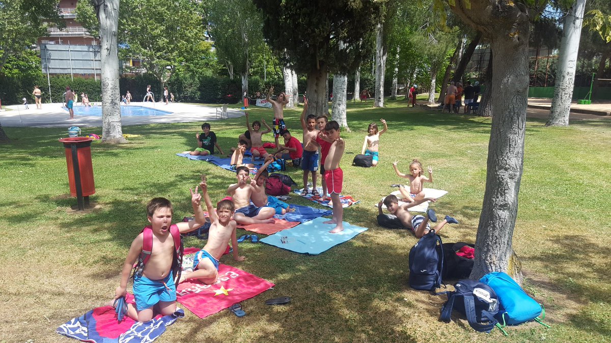 CampusNachoMar's tweet photo. Dia 4: Torneo de fútbol intercampus, gyncana por parejas, padel y un buen baño para refrescarse. https://t.co/V1Rhf2SPnY