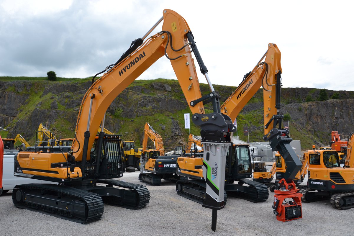 S-Lock Quick Coupler mounted on Hyundai HX430 machine #hillhead