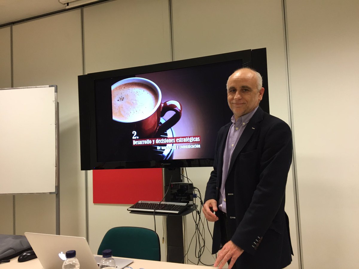 susanapavon_vg's tweet photo. José Félix de @TRUPP_Bilbao nos cuenta su experiencia en cómo gestor de cuentas como @cafe_fortaleza #RRSSAlava https://t.co/yDm4o1xUgV