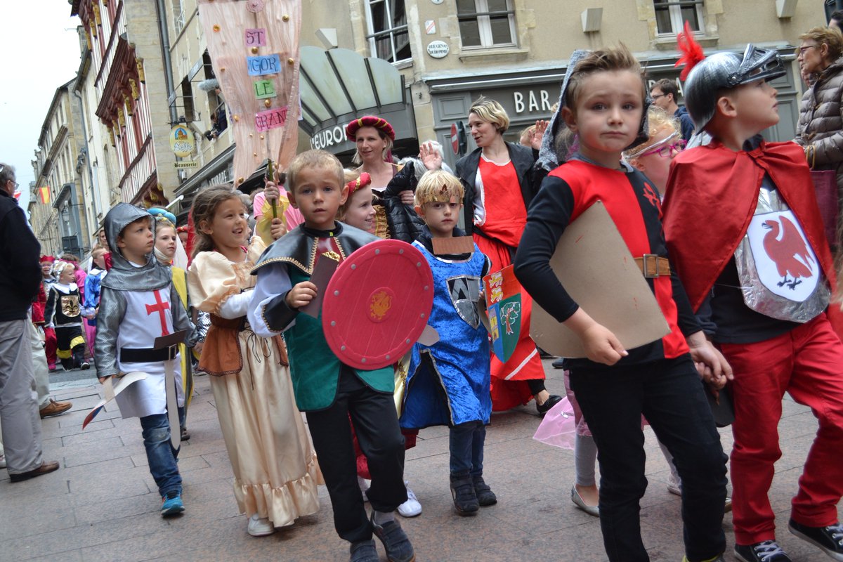 Les #Médiévales de #Bayeux, c'est aussi la parade des écoliers ! Retour en images : larenaissance-lebessin.fr/2016/06/30/med…