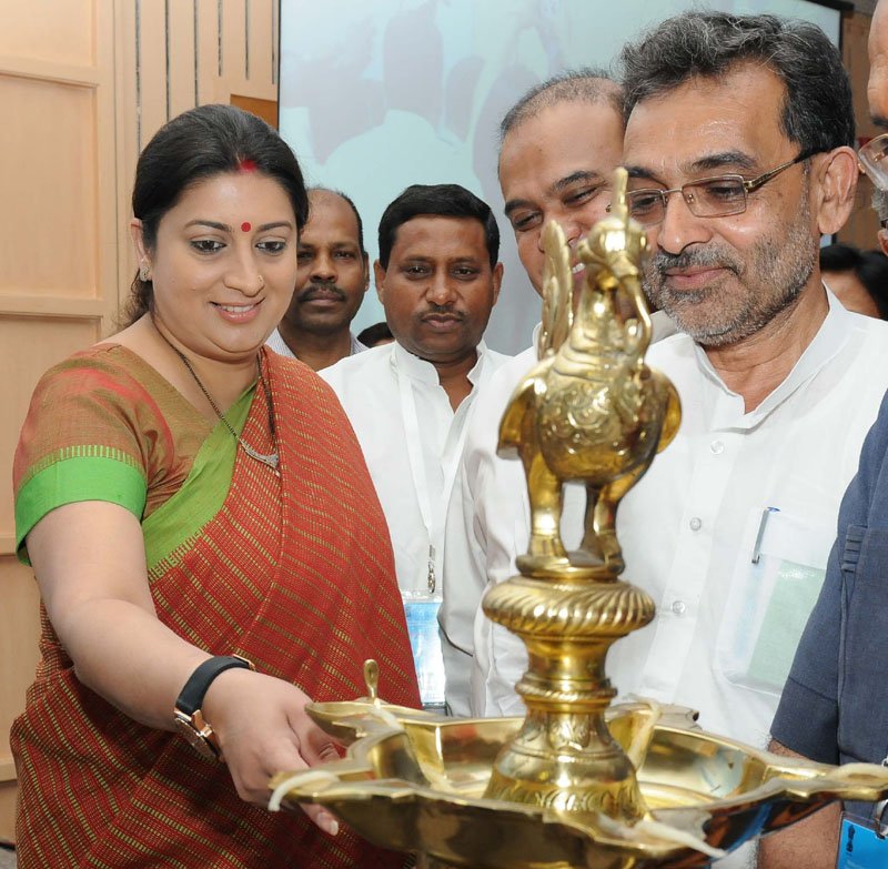 DynamiteNews_'s tweet photo. HRD Min @smritiirani launches #Prashikshak teacher #education portal for District Institutes of Education&amp; #Training https://t.co/2ruxjiiG4h
