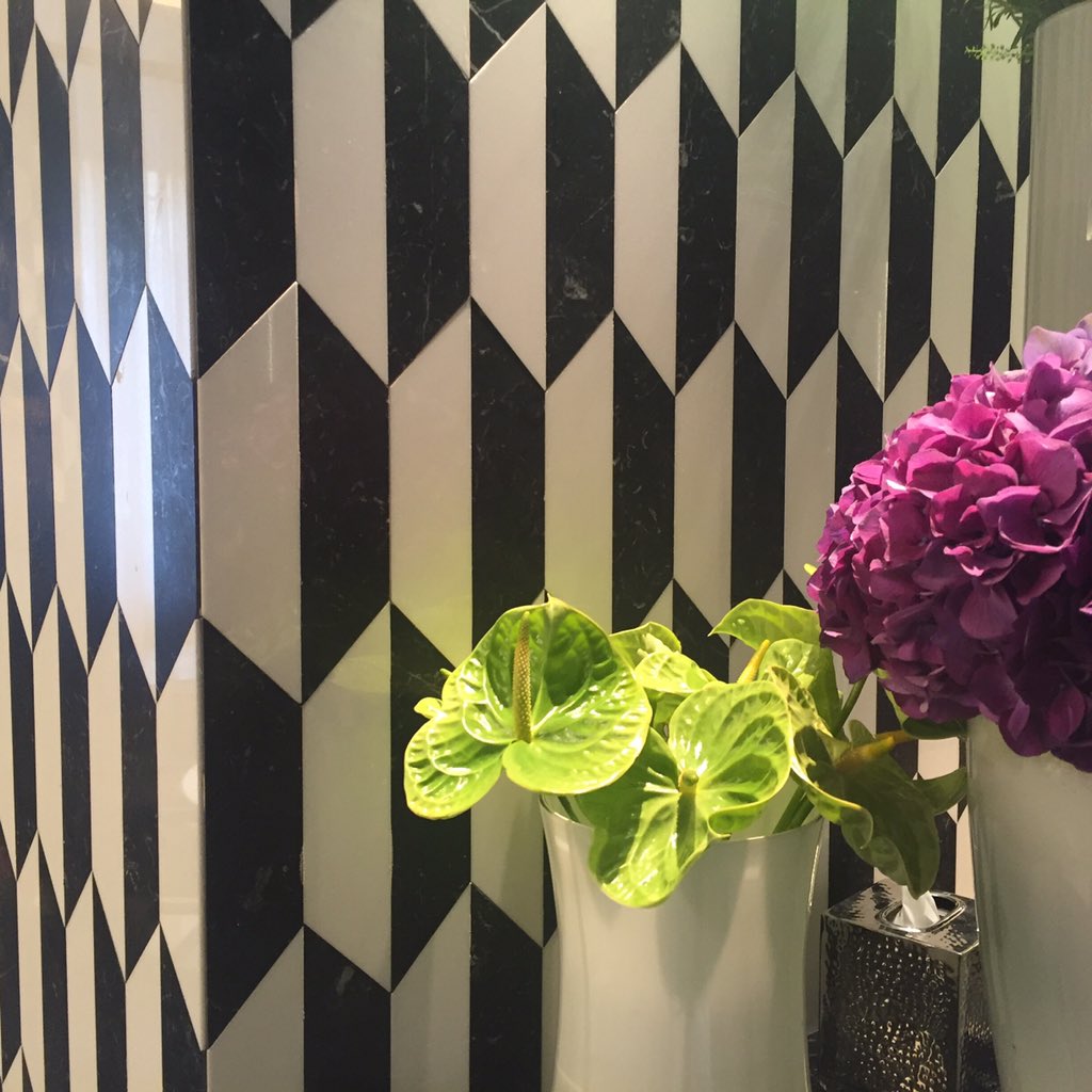 #mandarinoriental #hotel #milano #marble #pattern #blackandwhite #green #purple #cocktails #lounge #negroni 🍹🍹🍹🍹
