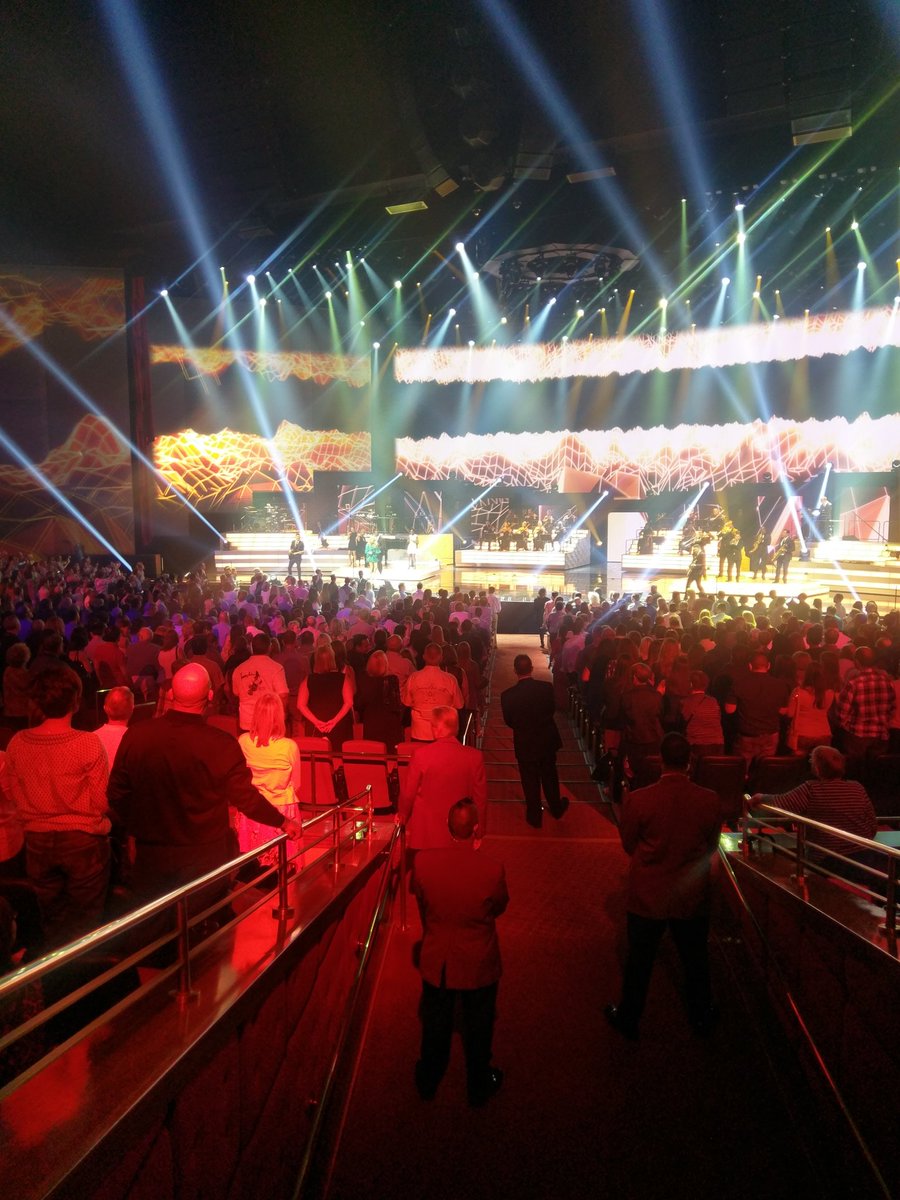 DanielleRamseth's tweet photo. How many lights can you see at the Celine concert?? #EDCI653 #MathematicalEye https://t.co/peEM48g1cB