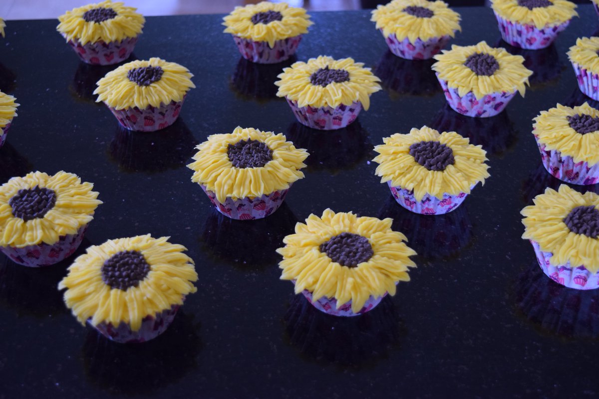 Not sunny outside, but summery in the Blooming Scrumptious kitchen <a href="/ChoccyBlooms/">Blooming Scrumptious</a> #cupcakes #cakes #GiftIdea #bouquet