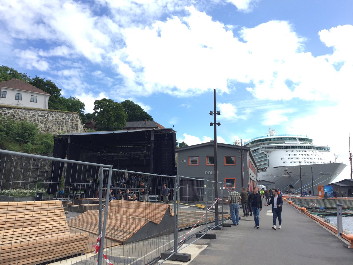 OsloHavn's tweet photo. Helgens konserter på #Akershusstranda begrenser ferdselen noe #sykkeltrase på kaikant. Vis hensyn til hverandre https://t.co/zUlYkpaPf9