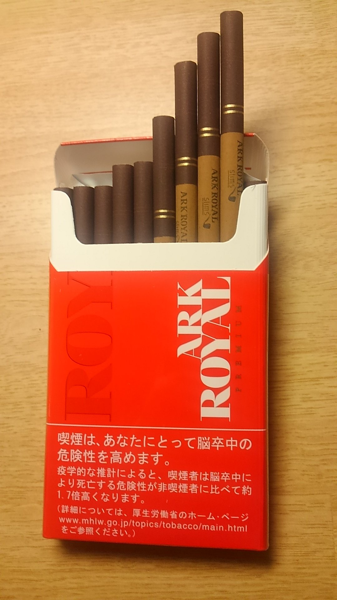 六重チキン Na Twitteru この前のタバコ オシャレさん 味はいい感じの普通 パッケージと巻紙の色からポッキーを思わせるとのこと T Co 8owlgfjj70 Twitter