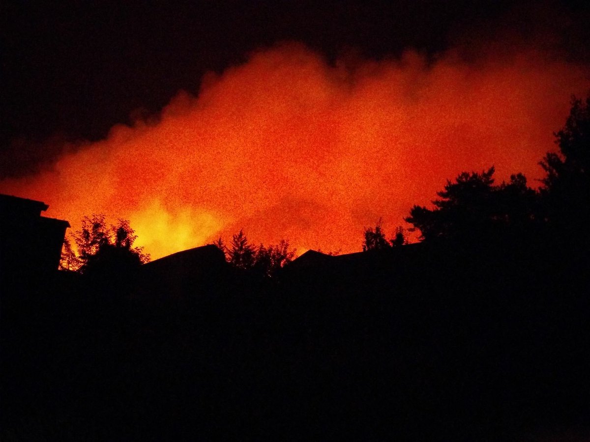 maggieKTVB7's tweet photo. Incredible images keep coming in #TableRockFire. Hard to believe only one home lost. Thank you @BoiseFire &amp; BLM. https://t.co/sjtvVRKBaL