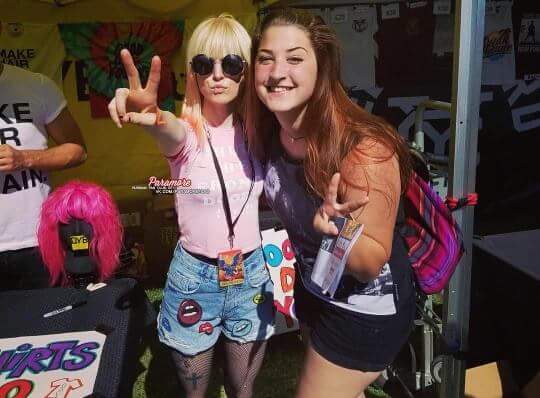 Chica_Hayley's tweet photo. Hayley promoviendo Good Dye Young en el Warped Tour en Nashville.🎨 https://t.co/GDvmkEiGhr