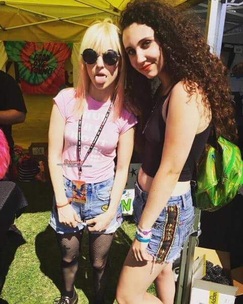 Chica_Hayley's tweet photo. Hayley promoviendo Good Dye Young en el Warped Tour en Nashville.🎨 https://t.co/GDvmkEiGhr
