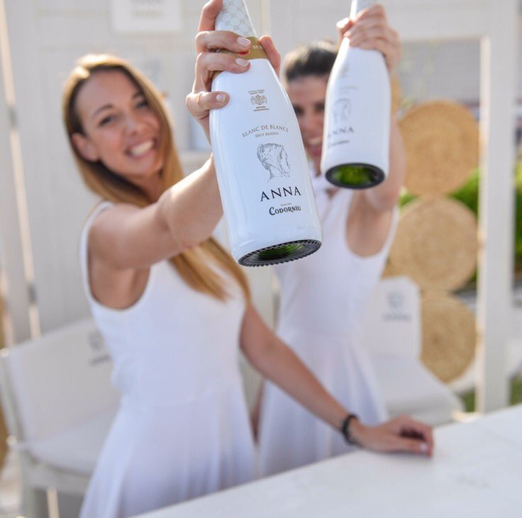 080_bcn_fashion's tweet photo. ¿Brindamos? ¡El cava más de moda @AnnaCodorniu_ES te espera en el Open Area de #080bcnfashion! #Anna080 https://t.co/eAURCTfTpk