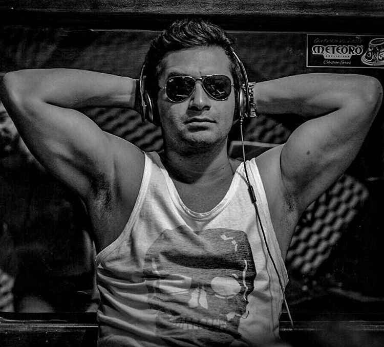 BandaCangaia's tweet photo. "Dizem que eu sou o cara, o rei da balada!" 🎵 8| 🎵 #ReidaBalada #JuniorCangaia #Cangaia2016 https://t.co/UWGy3fUYuL