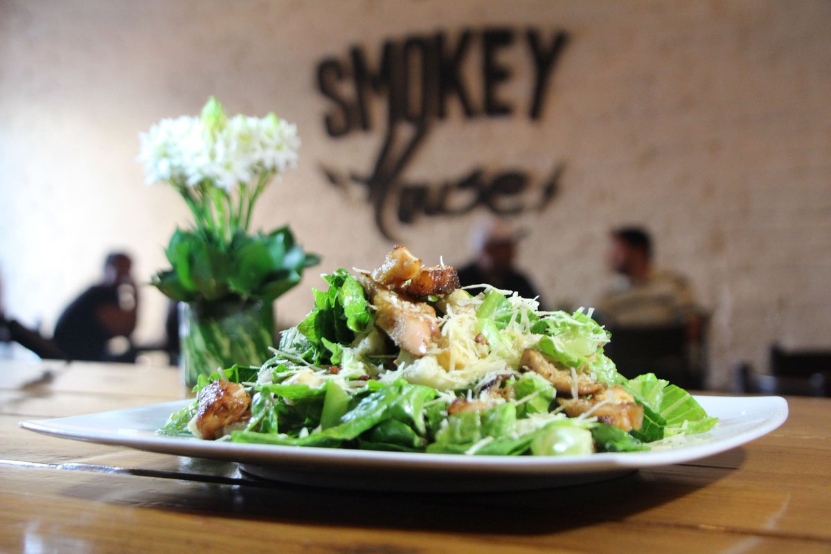 SmokeyHouseVE's tweet photo. ¡El almuerzo está servido! Hoy te recomendamos probar nuestra Smoked Chicken César Salad con 120gr de #PolloAhumado https://t.co/Zyk3ma8hL3
