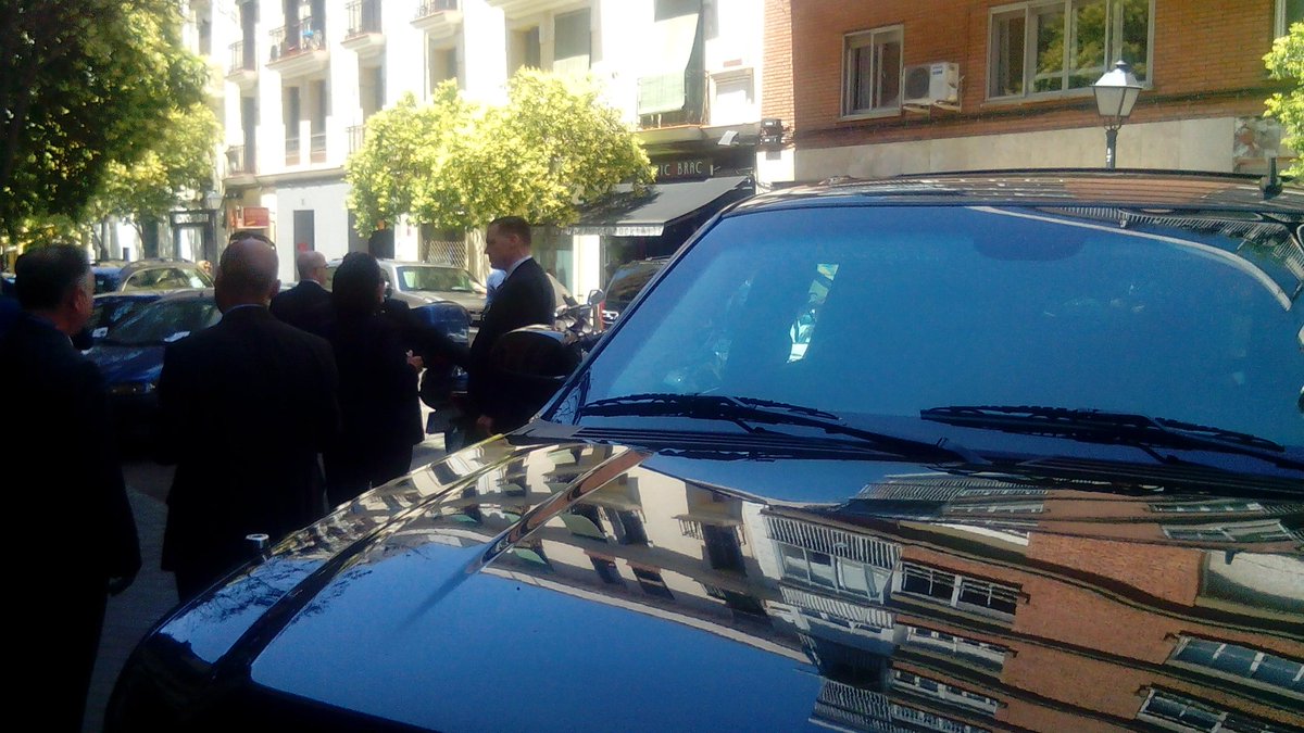 curroaguilera's tweet photo. Amable dispositivo policial con @FLOTUS @JamesCostos en La Castela, espetando nuestro aperitivo en La Castela. https://t.co/TJtuOCuaCq