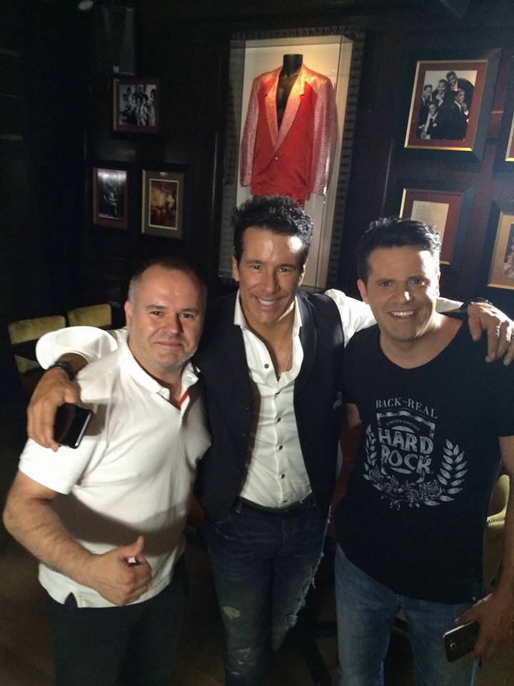 angelfallensp's tweet photo. #FernandoCarrillo #ChicoCastillo presentando #AngelFallenFromTheSky en #MasQueMusica #HardRockTV #AngelCaidoDelCielo https://t.co/3G7xHJ45W2