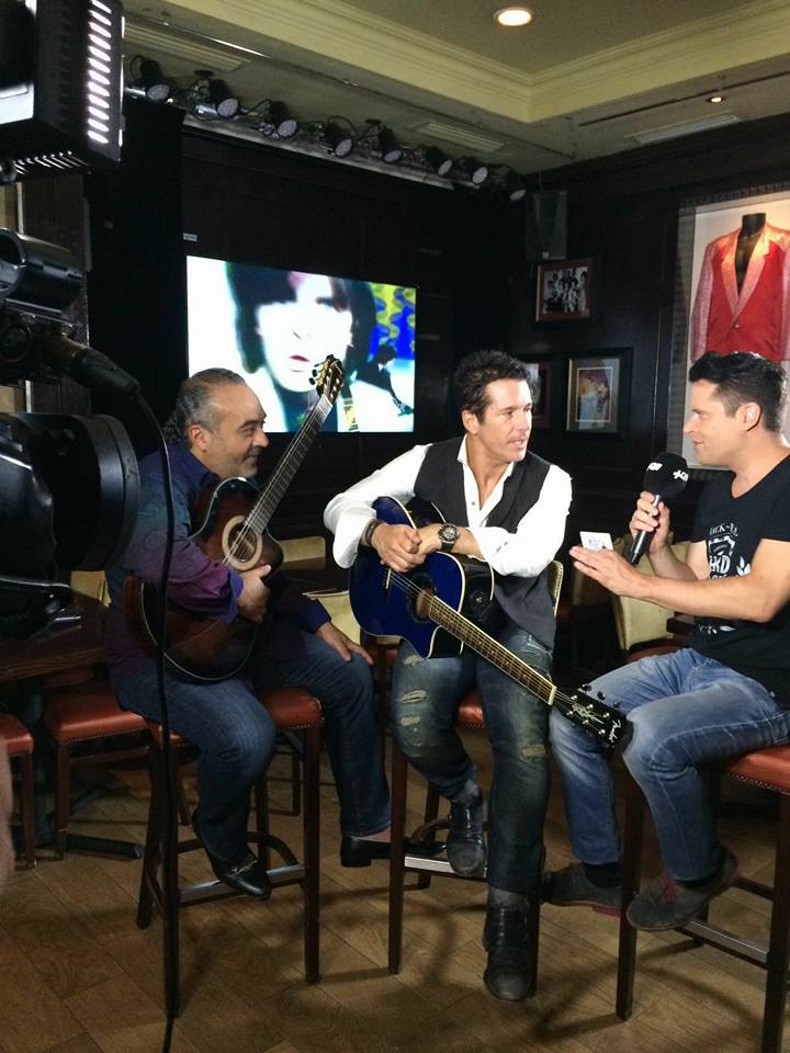 angelfallensp's tweet photo. #FernandoCarrillo #ChicoCastillo presentando #AngelFallenFromTheSky en #MasQueMusica #HardRockTV #AngelCaidoDelCielo https://t.co/3G7xHJ45W2