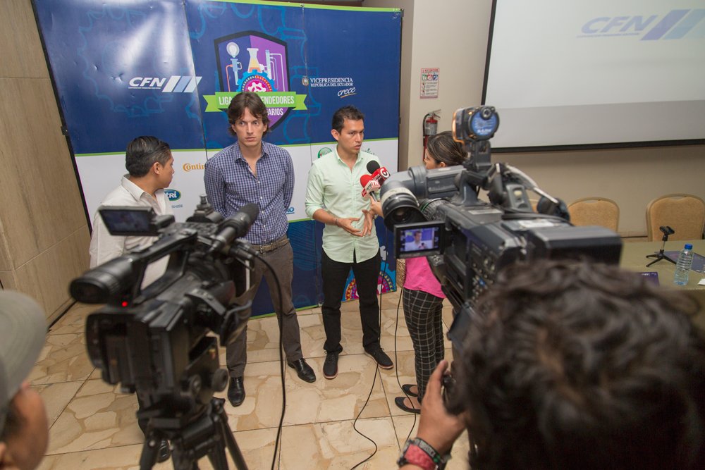 CFN_ECUADOR's tweet photo. Medios de comunicación dialogan con los ganadores de #EmprendedoresCFN #FinalLEE2 https://t.co/b7uY9iWYEm