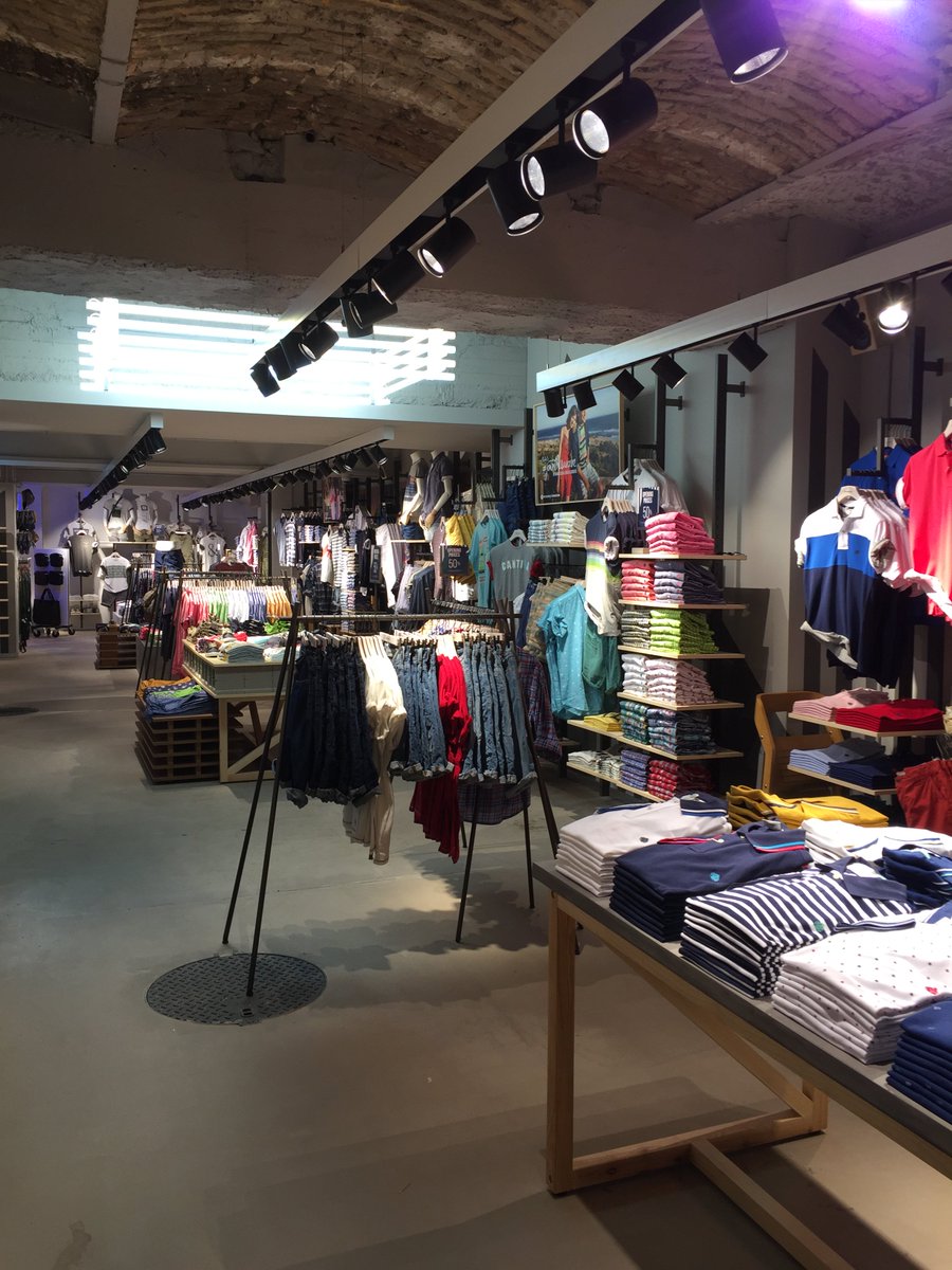 springfield1988's tweet photo. NEW OPENING: Visit us in Budapest and discover all the new details at Váci Utca street! #SpringfieldStores https://t.co/8Q6MQgVvi6