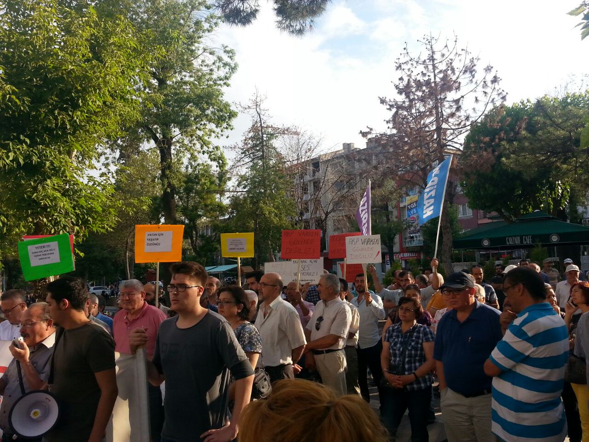 Uşak halkı, katliamı protesto ediyor... 
AKP varsa #GüvendeDeğiliz