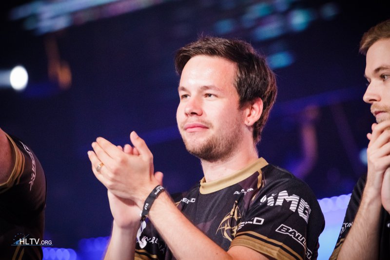 aleksi_ij's tweet photo. Ai uus näyttis minulle? #EZ4ENCE #ROGchallENCE https://t.co/RdmBvRAkMI